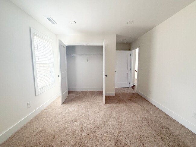 Building Photo - 3 Bedroom Home with 2 Car Garage and Resort Style Pool Access