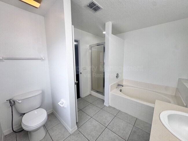 Building Photo - 661 Hacienda Cir