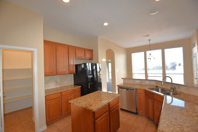 Building Photo - 908 Evergreen Ln