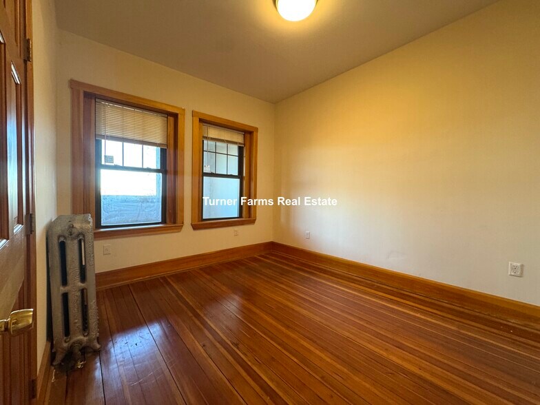 Building Photo - 145 Hillside St