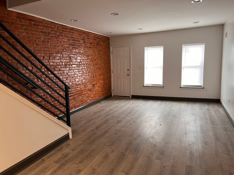 Living Room - 825 E Madison St