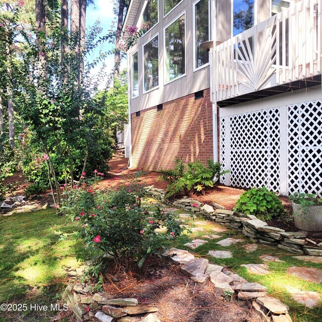 Building Photo - 62 Pine Ridge Dr