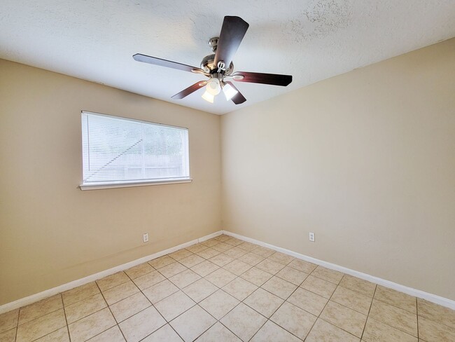 Building Photo - RECENTLY REMODELED 4 BEDROOM 2 BATH HOME I...