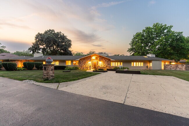 Building Photo - 208 Brookdale Ln