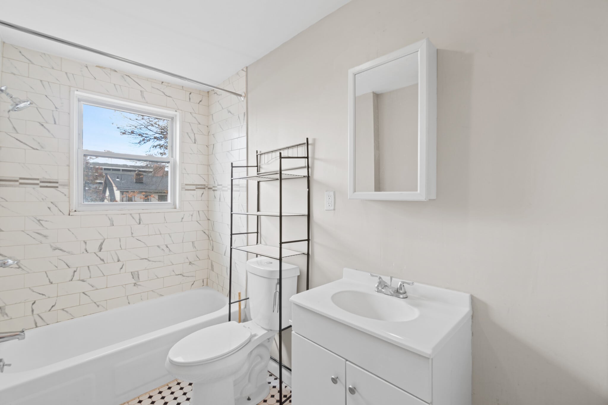 Building Photo - 170 Mapes Ave