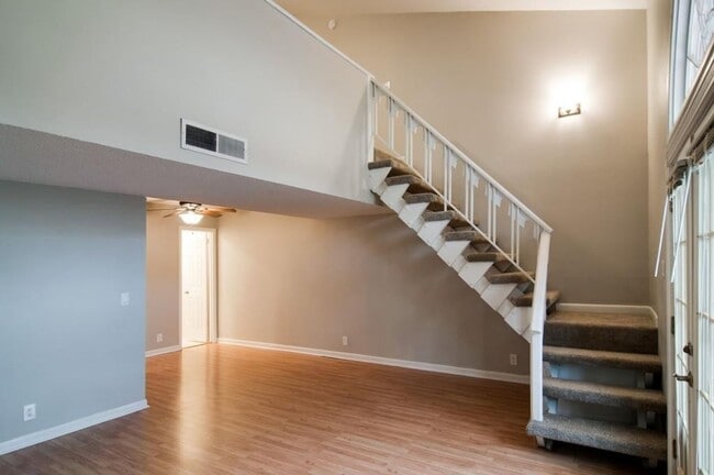 Building Photo - Awesome 1.5-bath condo in Bellevue featuring a private patio overlooking expansive green space.