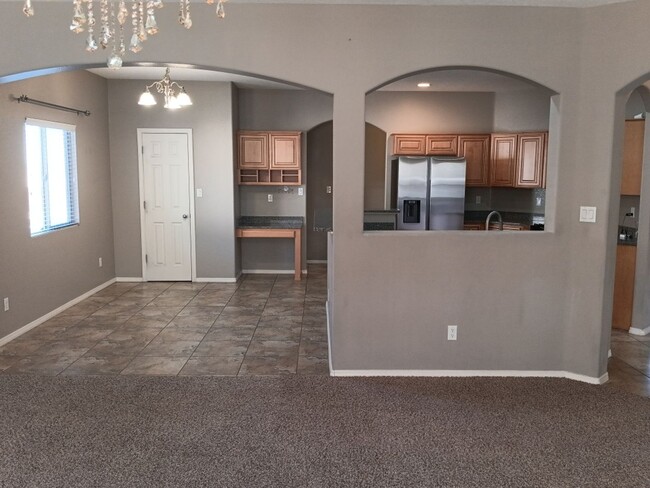 Building Photo - Spacious 3 bedroom, 2.5 bathroom home! Sho...