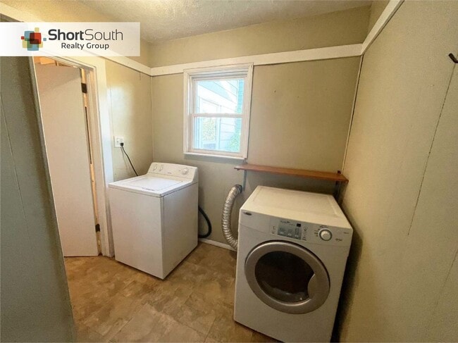 Building Photo - 3 bed 1.5 bath Single Family Home