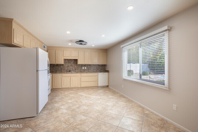 Building Photo - 14225 N 39th Way