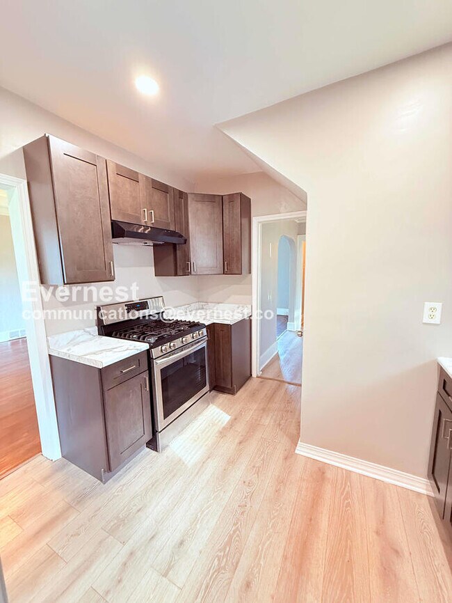 Building Photo - 3 Bed, 1 Bath Home with Fenced Yard / Vouchers Accepted / Available Now!