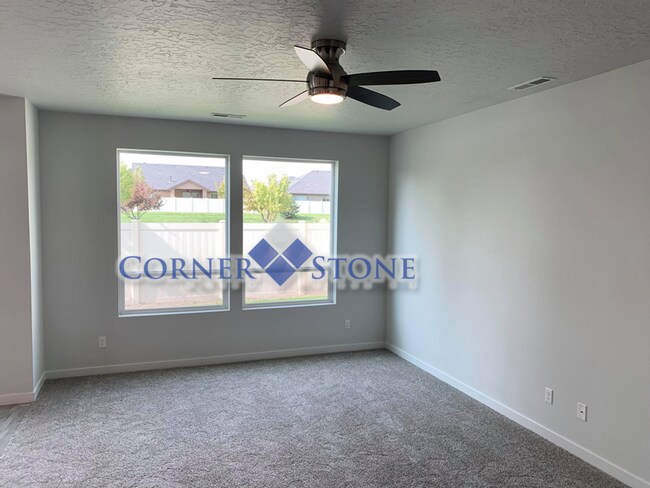 Building Photo - Like New Pet Friendly Home!