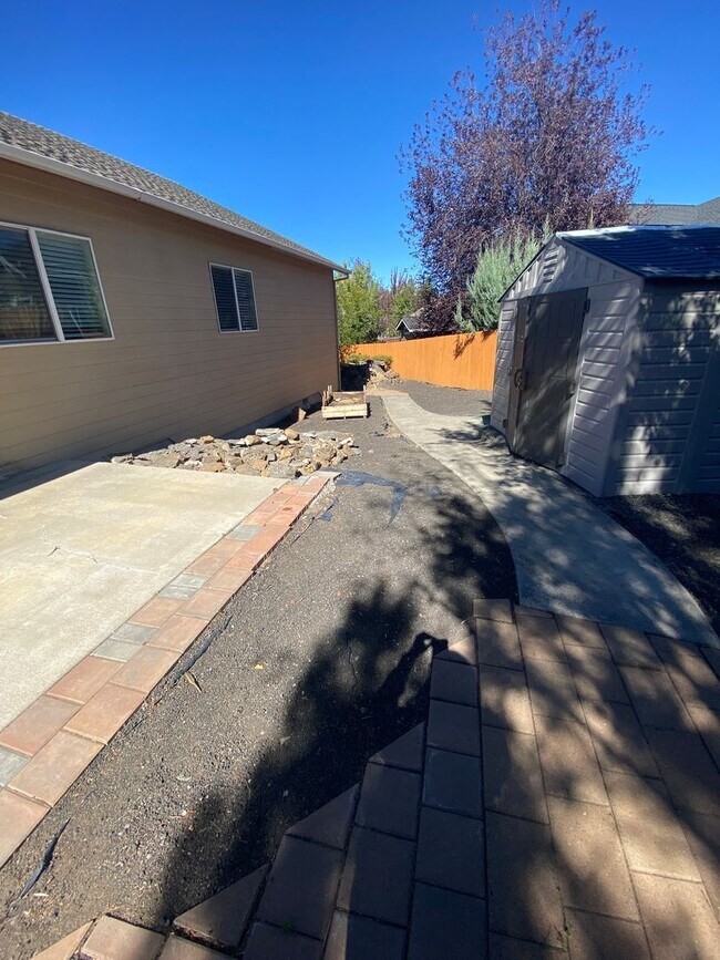 Building Photo - Single Level Charmer, SE Bend Established ...