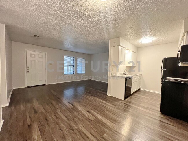 Building Photo - 1108 N Elm St