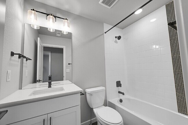 Building Photo - $2,495.00, 3 bed,2.5 bath located in Color...