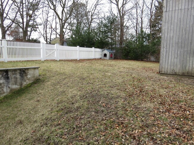 Building Photo - 212 Maplecrest Dr S