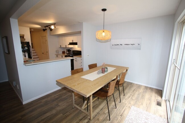 Building Photo - 3 Bedroom Townhouse!