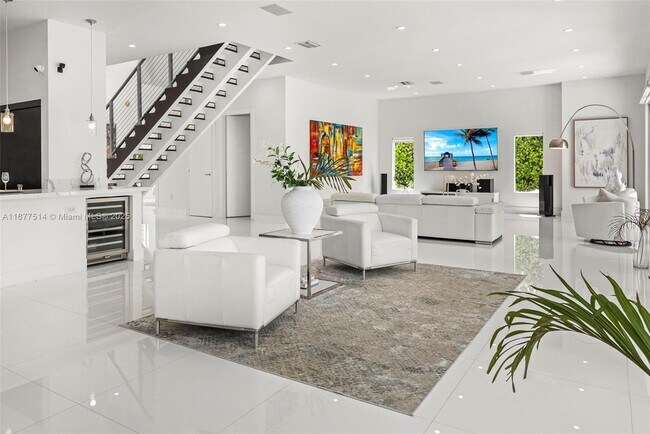 Building Photo - 6050 La Gorce Dr