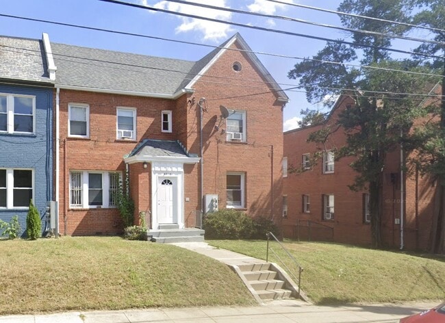 Building Photo - 4015 9th St NE