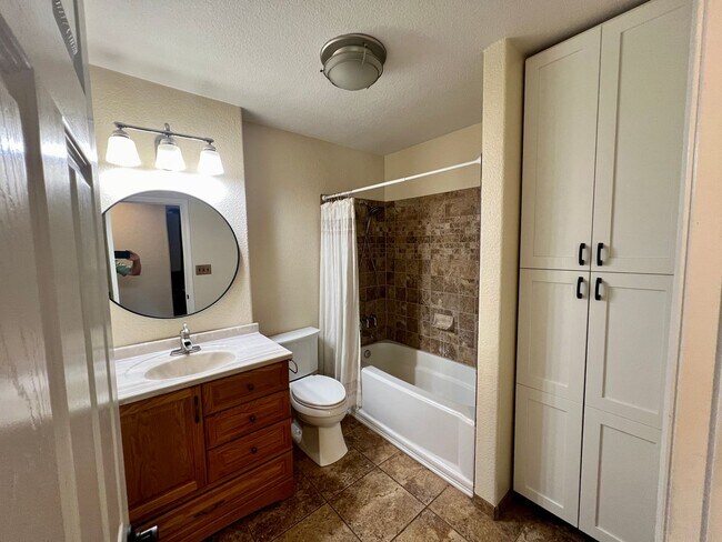 Building Photo - Well maintained single story on over half an acre lot!