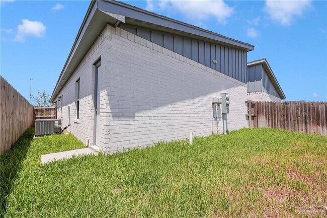 Building Photo - 22 Playa Dr