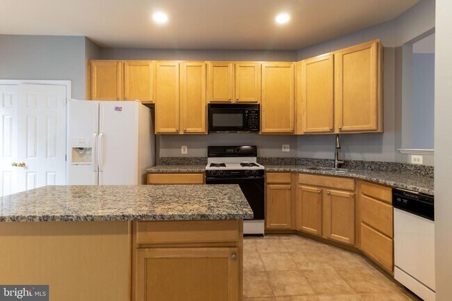 Building Photo - 43147 Huntsman Square