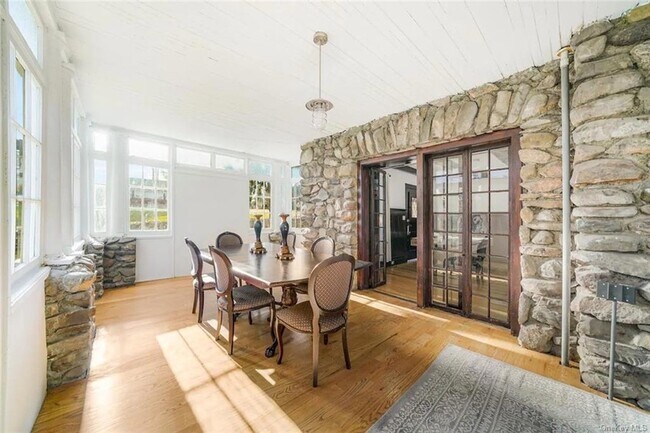 Building Photo - 10 Twin Lakes Rd