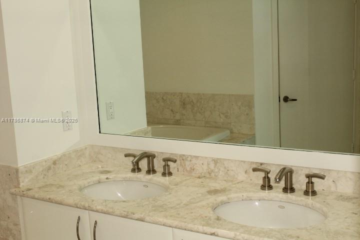Building Photo - 1331 Brickell Bay Dr