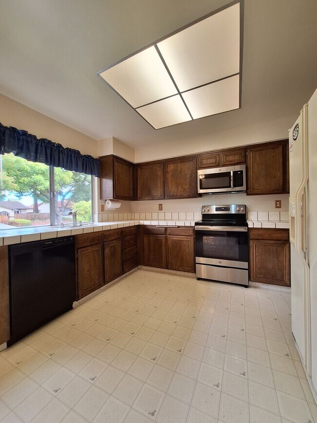 Building Photo - Spacious 4bd Tri-Level Home w/Central Heat...