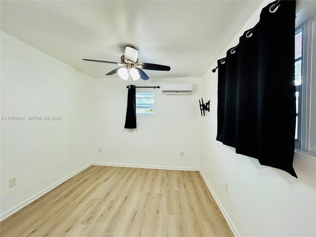 Building Photo - 880 SE 4th Pl