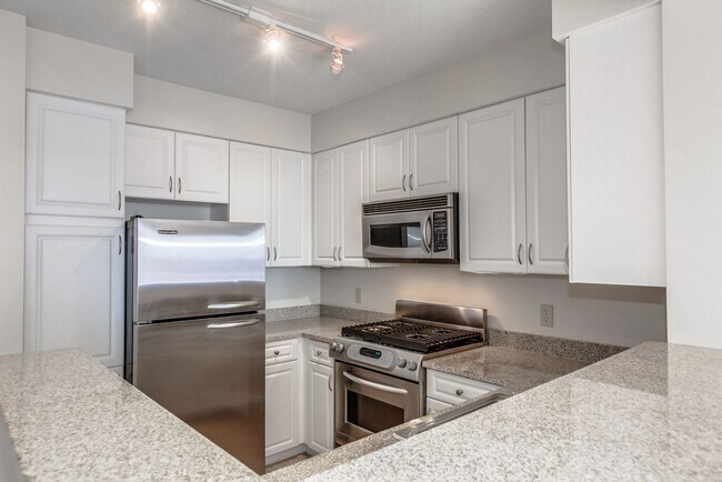 Building Photo - Centrally Located 1BD/1BA w Parking Chinat...