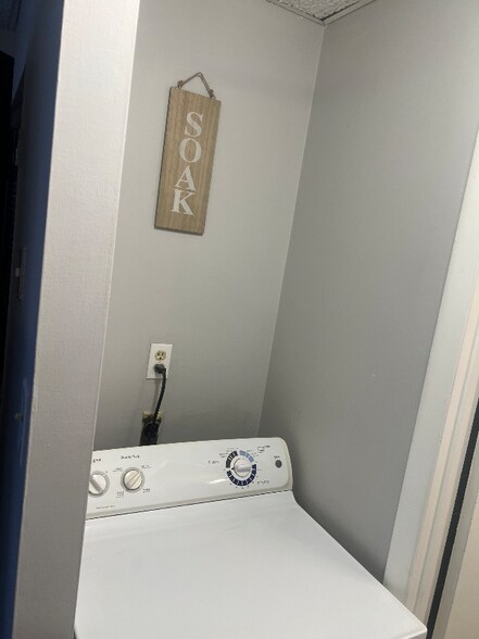 Building Photo - 505 W 53rd Ave