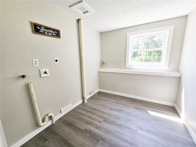 Building Photo - 861 Filkins Rd