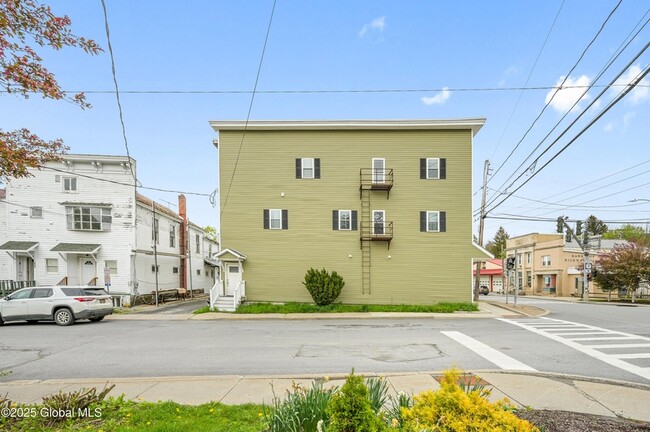 Building Photo - 281 Main St