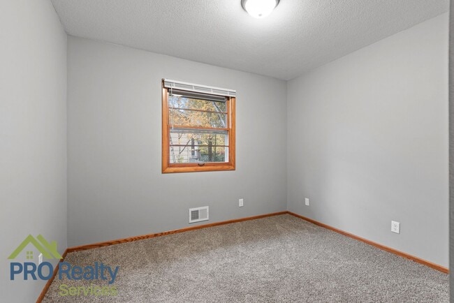Building Photo - 3 Bedroom Plus Den Home