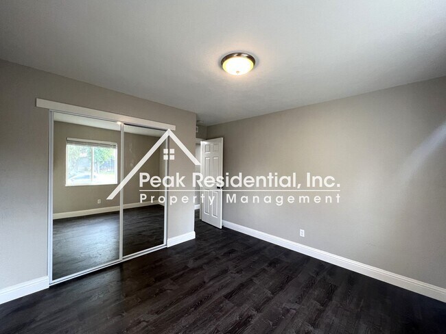 Building Photo - Beautifully Updated 3bd/2ba Home with 2 Car Garage!