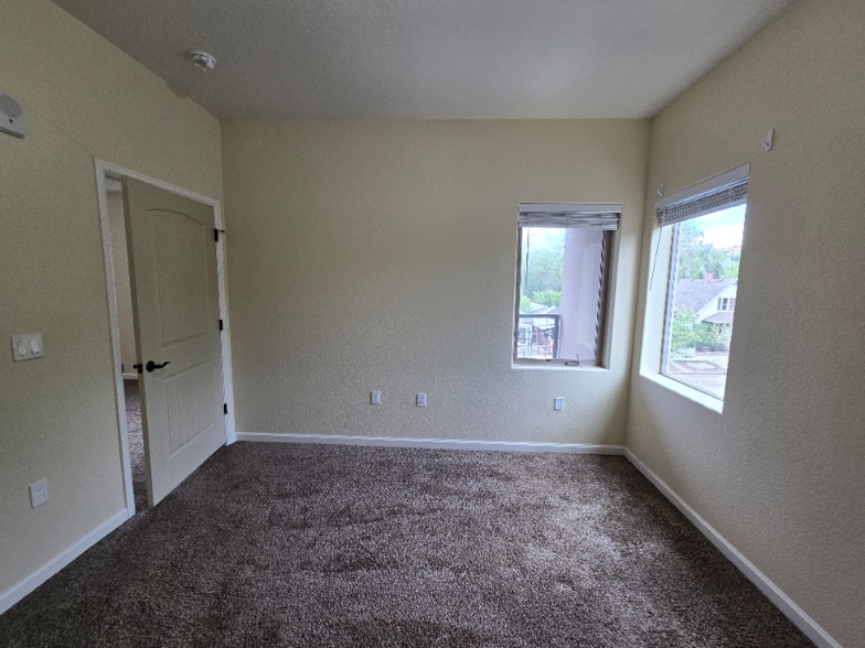 Building Photo - 430 W Pikes Peak Ave