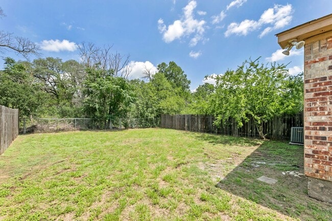 Building Photo - 6002 Parkwood Dr