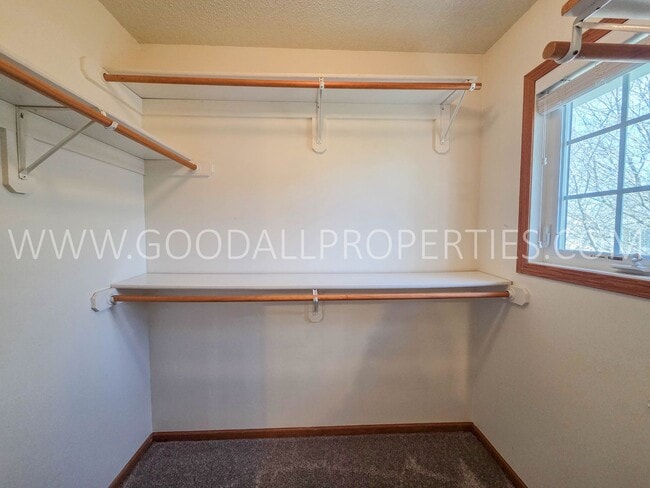 Building Photo - Spacious Townhome in Clive | 2 Bed + 2.5 Bath with Garage