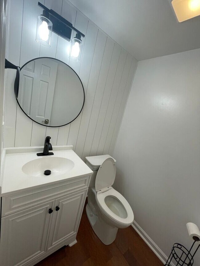 Building Photo - Beautiful 3-bedroom, 2.5 bath townhome in the highly desirable Governors Square subdivision.