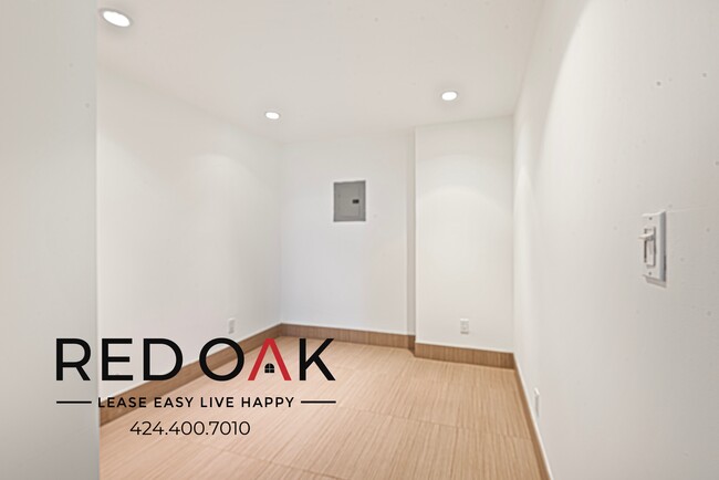 Building Photo - Stunning One Bedroom with Central Heat and...