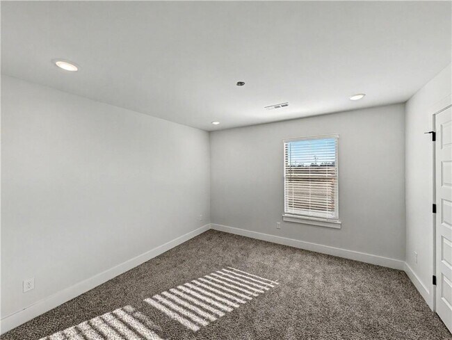 Building Photo - 6905 SW Basswood Ave