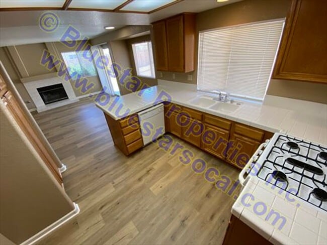 Building Photo - Move In Ready! Beautiful Two Story Home