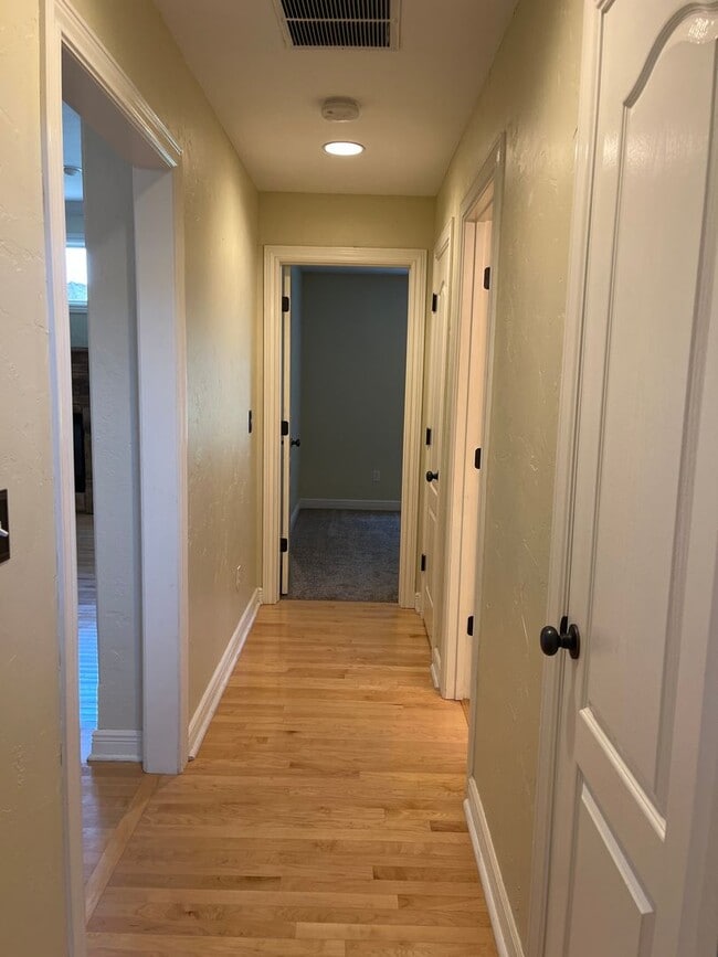 Building Photo - Very spacious 3 bed 2 bath 3 car garage!  ...
