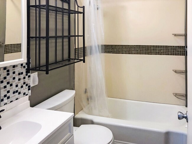 Building Photo - Pinchably Cute!