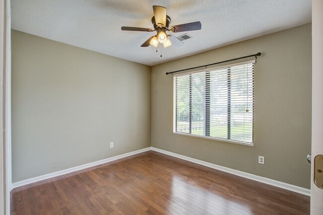 Building Photo - Cozy 2 Bedroom 2 Bathroom Condo in Seagate Village!