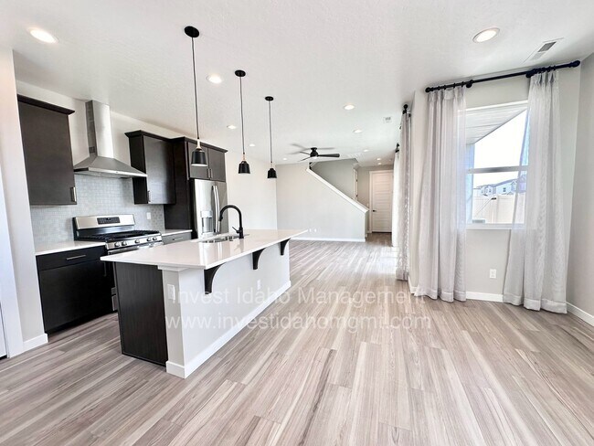 Building Photo - Luxury Living in the Heart of Star, ID – Gated Townhome with High-End Finishes