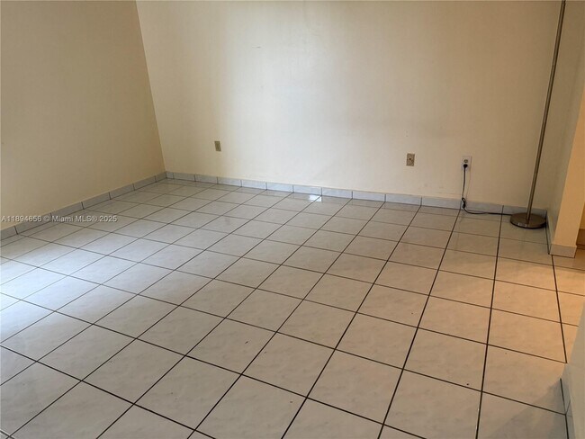 Building Photo - 8879 Fontainebleau Blvd