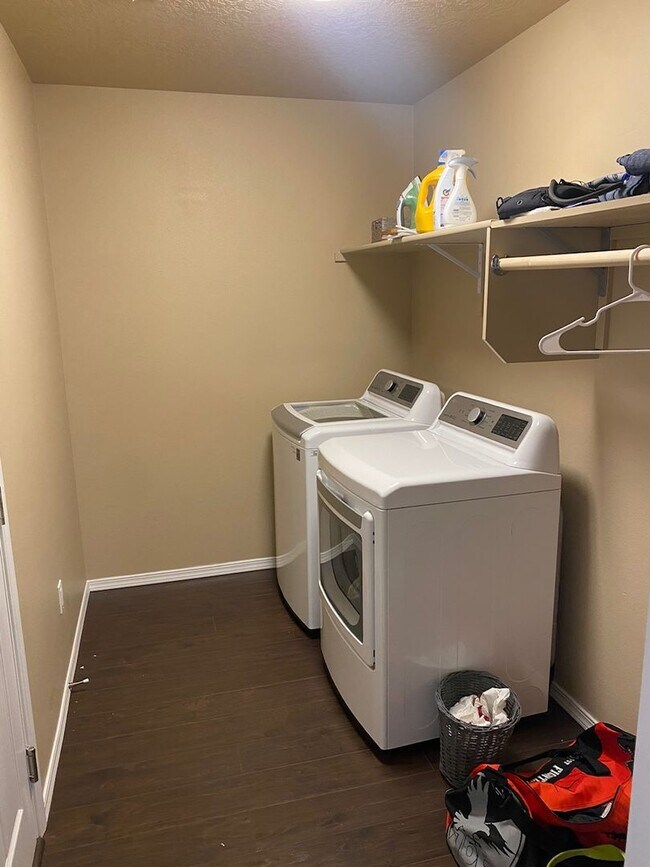 Building Photo - Single Level 3 bd/2 bath home in Desirable Charter Pointe Sub