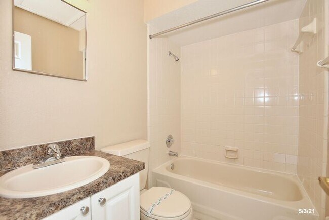 Building Photo - Spacious 2/2 Condo Located in the Gated Community of Hawthorne Village - Orlando!