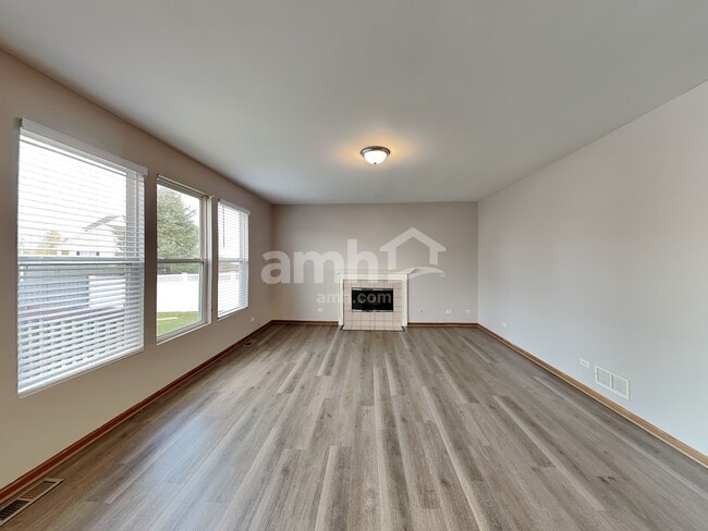 Building Photo - 3803 Saratoga Dr
